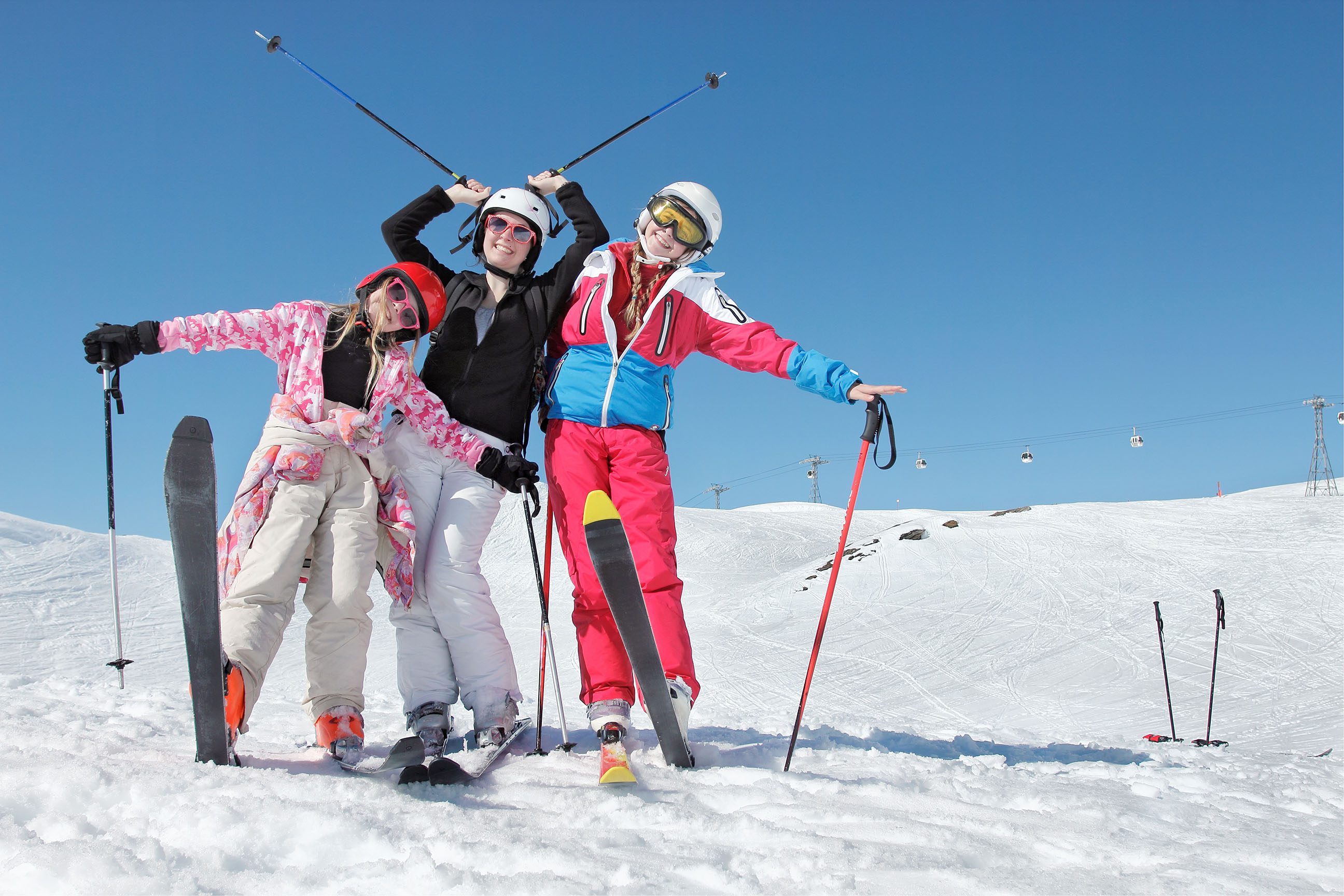 Trois jeunes enfants sur les piste de ski en Haute Savoie, Alpes, France